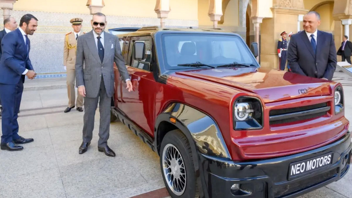 <p>El rey Mohamed VI, en la ceremonia de presentación del modelo del coche del primer fabricante marroquí y el prototipo de vehículo de hidrógeno desarrollado por un marroquí - PHOTO/mcinet.gov.ma </p>