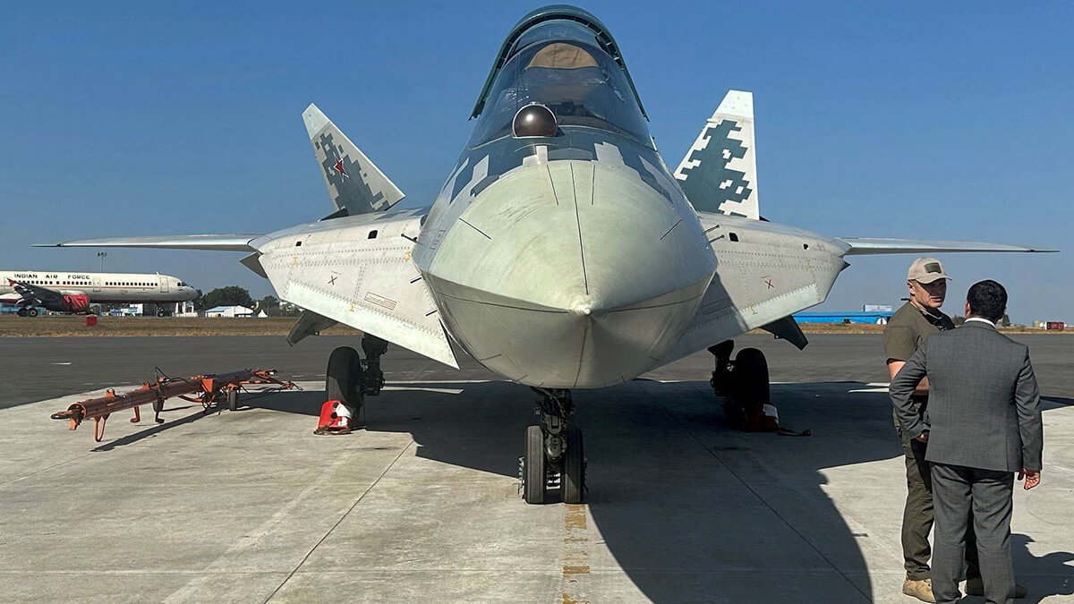 <p>Funcionarios junto a un avión de combate furtivo ruso Sukhoi Su-57 estacionado durante la exhibición aérea Aero India 2025 en la base aérea Yelahanka en Bengaluru, India, el 11 de febrero de 2025 - REUTERS/ ABHIJITH GANAPAVARAM</p>