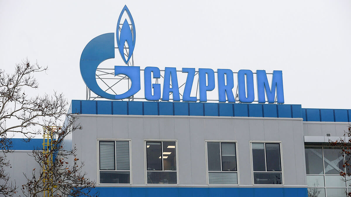 <p>Un cartel de la productora petrolera rusa Gazprom Neft, propietaria mayoritaria de la petrolera serbia NIS, en Pancevo, Serbia, el 15 de enero de 2025 - REUTERS/DJORDJE KOJADINOVIC </p>