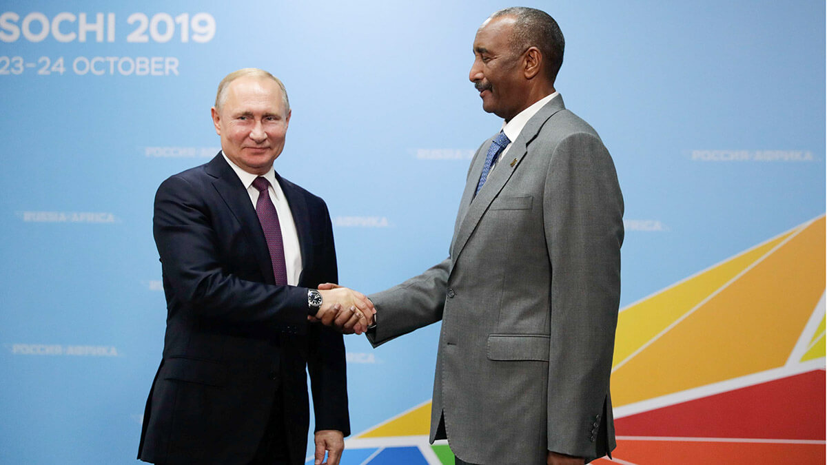 <p>El presidente ruso, Vladimir Putin, estrecha la mano del jefe del consejo soberano de transición de Sudán, Abdel Fattah al-Burhan, durante una reunión en el marco de la Cumbre Rusia-África en Sochi, Rusia, el 23 de octubre de 2019 - KREMILIN/ MIKHAIL METZEL via REUTERS</p>
