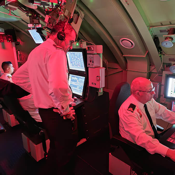Dotado con consolas y monitores multifunción, el simulador de la cámara de mando y control adiestra a los especialistas que supervisan los sistemas y equipos complejos y redundantes de la plataforma y del sistema de combate - PHOTO/JPons