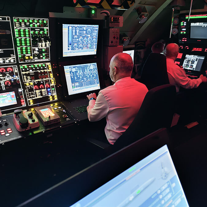 El componente crítico y de máximo secreto de la cámara de mando y control es el sistema de combate, que integra las direcciones de tiro, los sensores activos y pasivos y gestiona el empleo del armamento a bordo - PHOTO/JPons