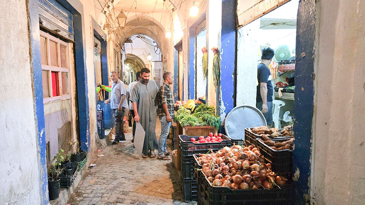 <p> Vendedor de verduras en un callejón de la capital de Libia, Trípoli - PHOTO/ ARCHIVO</p>