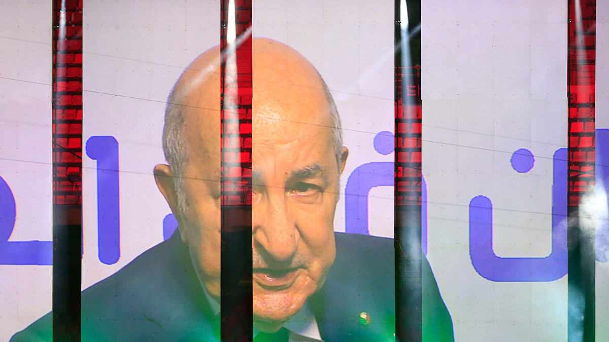 <p>Una imagen del presidente argelino Abdelmajid Tebboune aparece de fondo mientras una banda toca durante la inauguración de los Juegos Mediterráneos en Orán, Argelia - AP/TOUFIK DOUDOU</p>