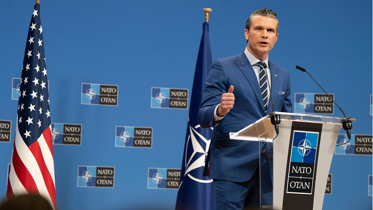 El nuevo secretario de Estado de Defensa norteamericano, Pete Hegseth, ha dicho en la sede de la OTAN en Bruselas que los valores son importantes, pero no se puede disparar con valores, ni con banderas, ni con discursos contundentes - PHOTO - US DoD