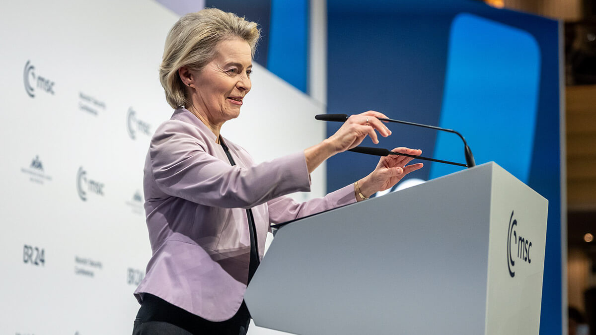 La presidenta de la Comisión Europea, Úrsula von del Leyen, se siente menospreciada por Washington, tras haber creado los instrumentos para financiar el envío a Ucrania de grandes cantidades de municiones, armas y equipos - PHOTO - MSC/Conzelmann