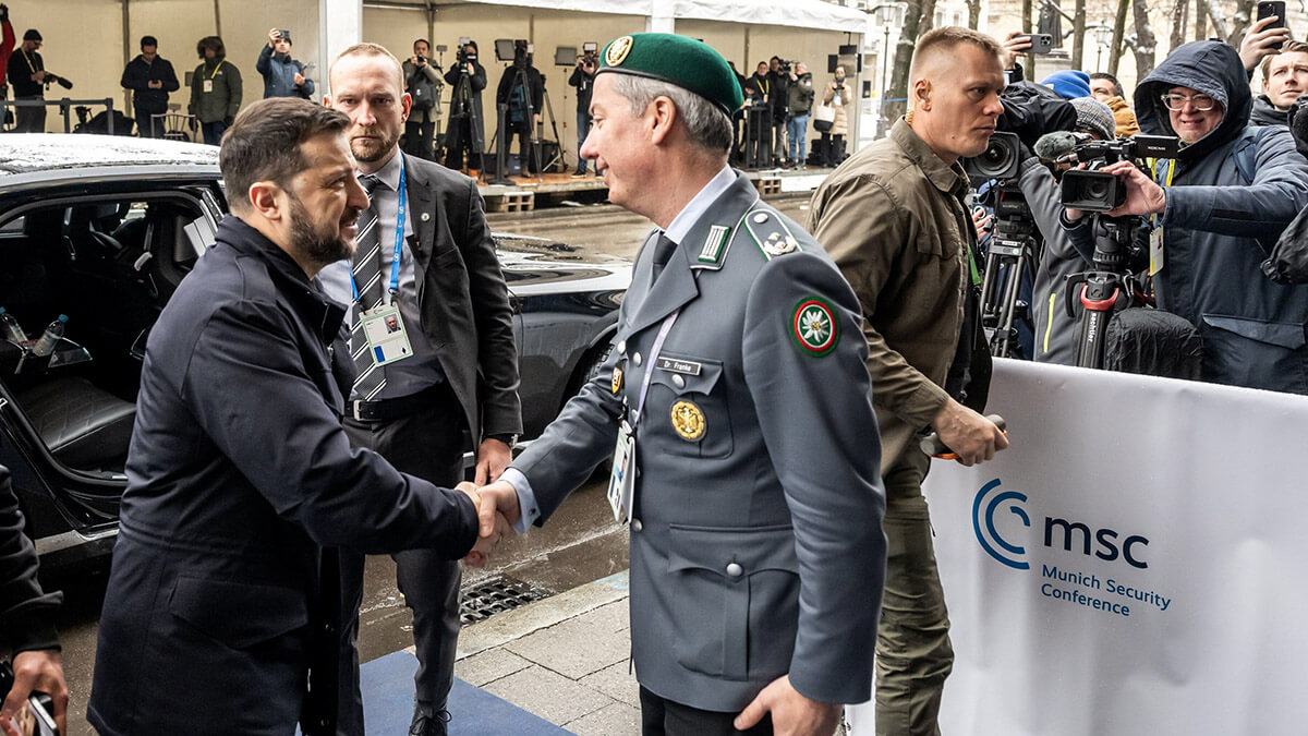 El presidente Zelenski a su llegada al hotel Bayerischer Hof, sede la Conferencia de Seguridad de Múnich, conocedor de que ni Trump ni Putin han contado con él para sentarse a la mesa de negociaciones en Riad - PHOTO - MSC/Schulze
