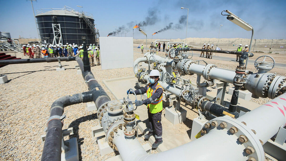 <p>Un trabajador revisa y ajusta la válvula de un oleoducto en el campo petrolífero de Majnoon, cerca de Basora, Irak - REUTERS/ESSAM AL-SUDANI</p>