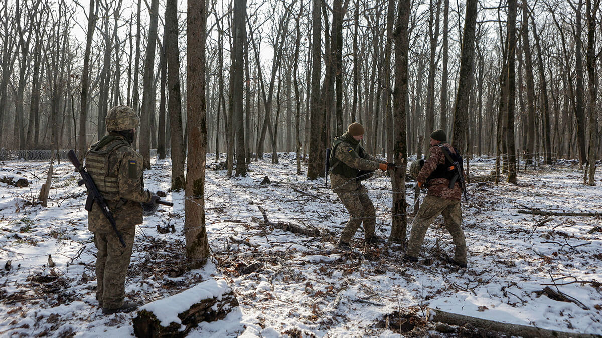 Militares ucranianos de la 211ª Brigada de Puentes de Pontones de las Fuerzas Armadas de Ucrania colocan alambre de púas como parte de un nuevo sistema de fortificación, en medio del ataque de Rusia a Ucrania, en la región de Kharkiv, Ucrania, el 14 de febrero de 2025 - REUTERS/ SOFIIA GATILOVA