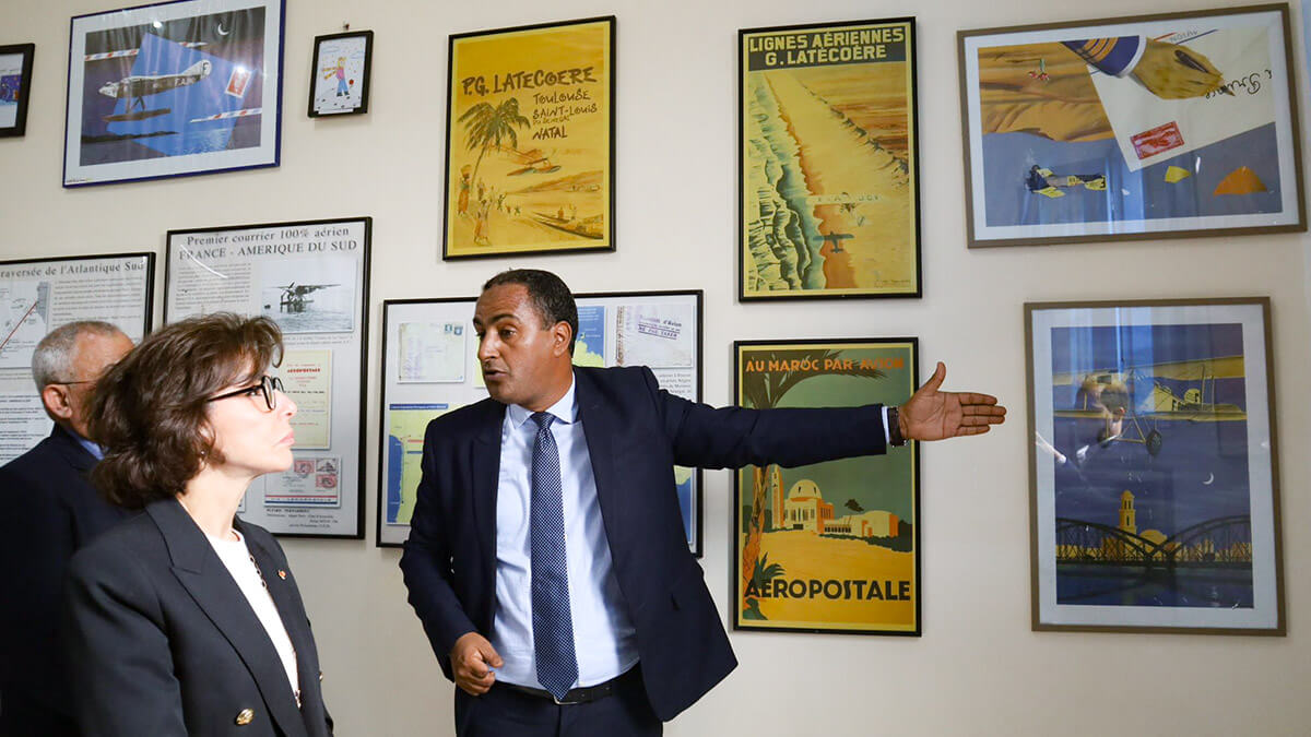 Durante su visita a Marruecos, Macron prometió que su país estaría activo “diplomáticamente” en las Naciones Unidas y la Unión Europea para apoyar la propuesta marroquí - PHOTO/@datirachida