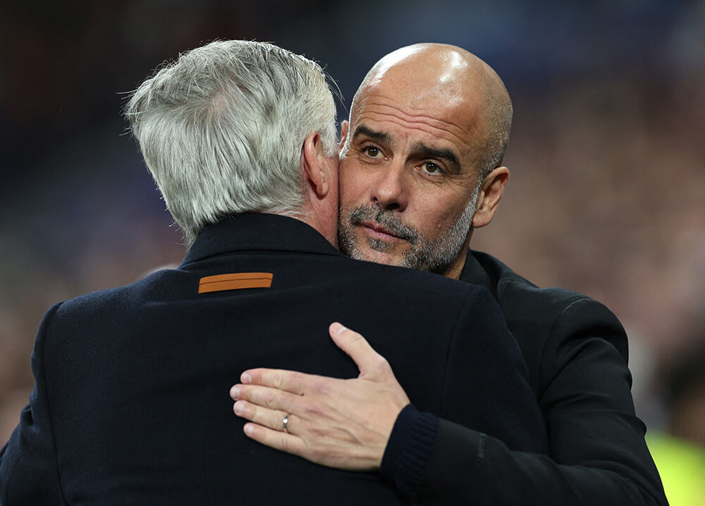 El entrenador del Real Madrid Carlo Ancelotti y el técnico del Manchester City Pep Guardiola antes del partido - REUTERS/ VIOLETA SANTOS MOURA