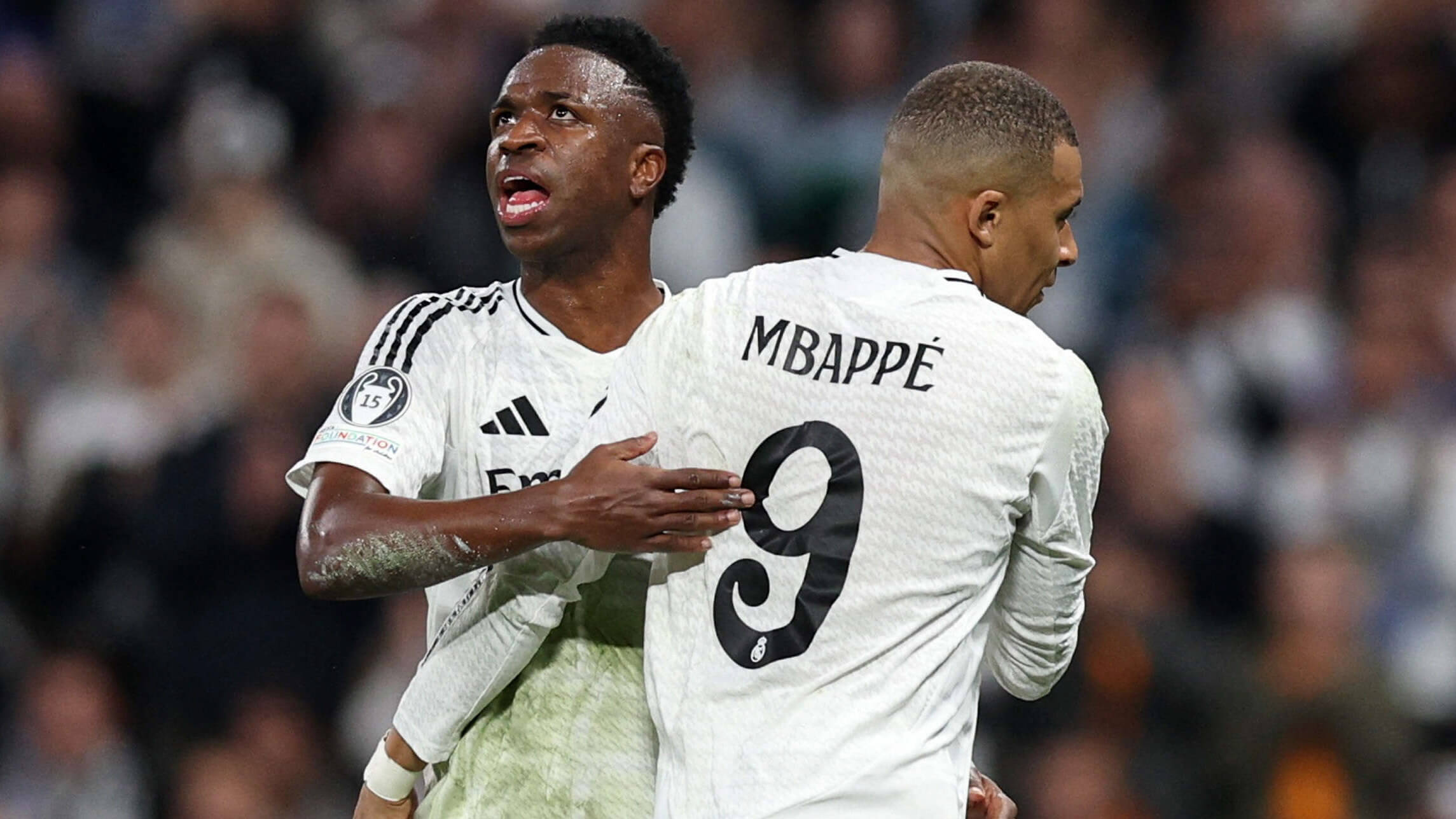 Kylian Mbappé del Real Madrid con Vinicius Junior tras ser sustituido - REUTERS/ VIOLETA SANTOS MOURA