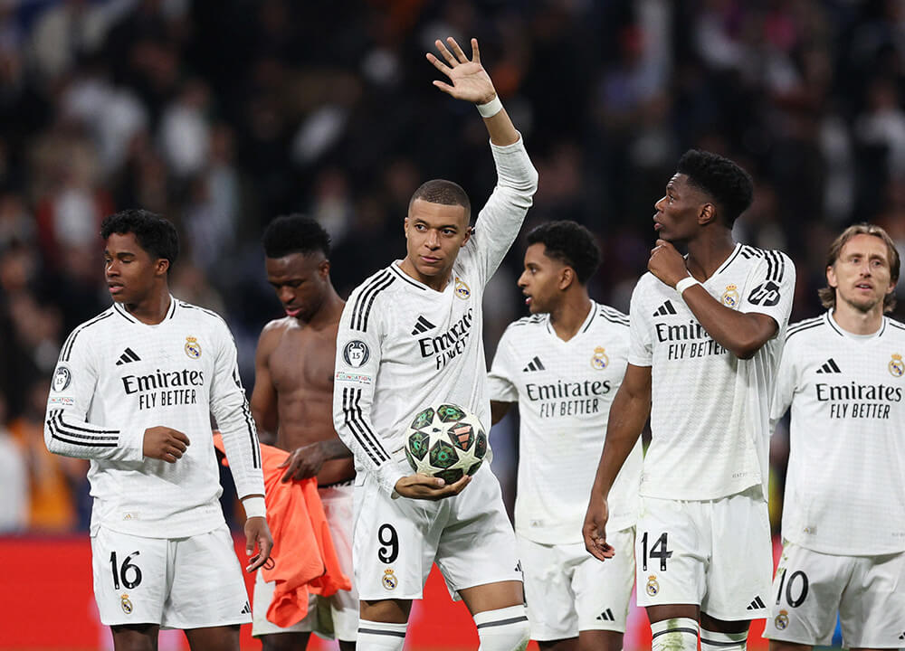 Kylian Mbappé del Real Madrid celebra con Aurelien Tchouameni después del partido mientras sostiene el balón del partido después de marcar un hat-trick - REUTERS/ VIOLETA SANTOS MOURA