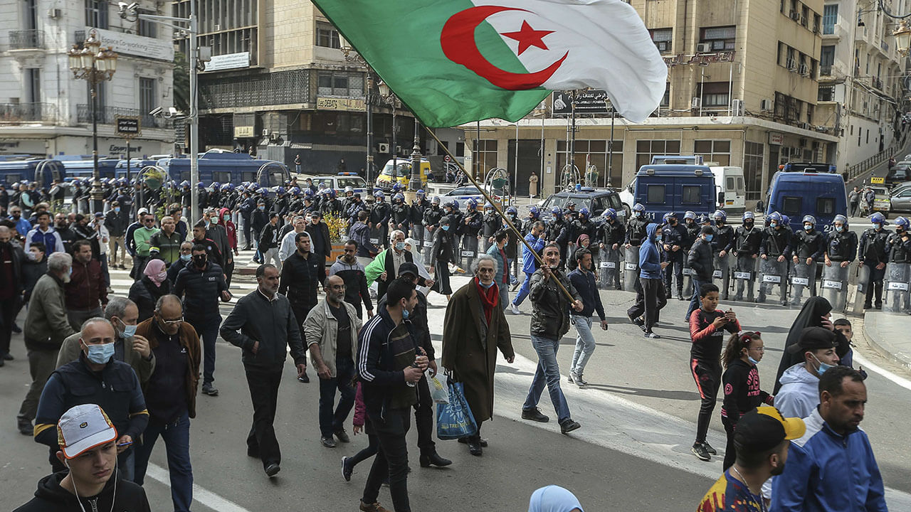 Miles de manifestantes conmemoraran el aniversario del Hirak - AP/ ANIS BELGHOUL