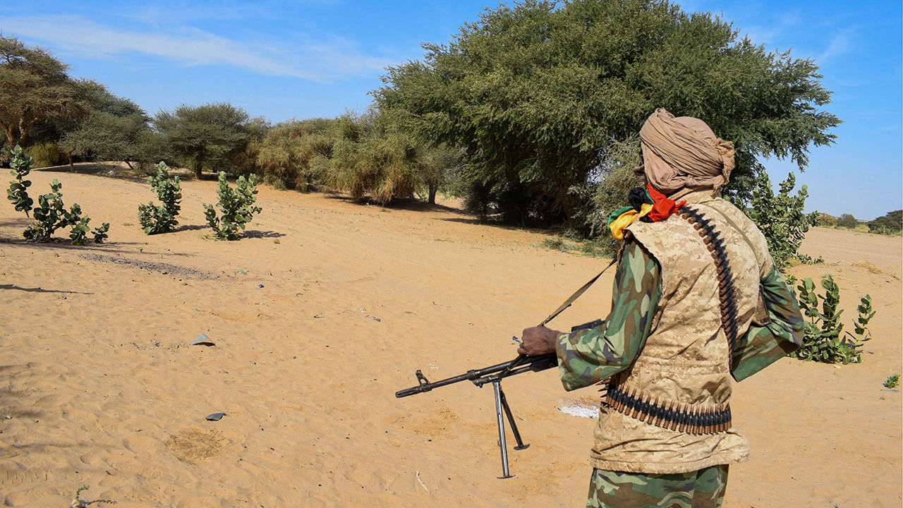 Un combatiente del Marco Estratégico Permanente para la Defensa del Pueblo de Azawad (CSP-DPA) asegura el perímetro durante una reunión de líderes del ejército rebelde tuareg en Tinzaouaten, norte de Mali, el 27 de noviembre de 2024 - REUTERS/ABDOLAH AG MOHAMED