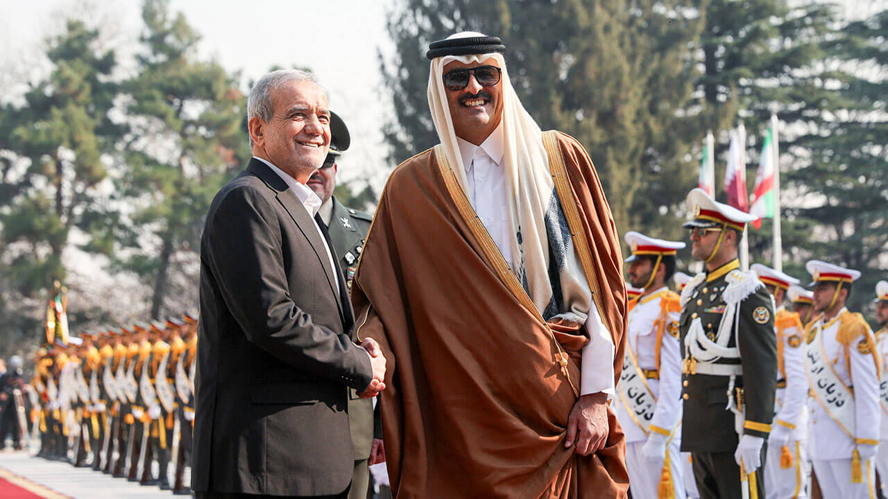 <p>El presidente iraní Masoud Pezeshkian y el emir de Qatar Sheikh Tamim bin Hamad Al Thani se dan la mano, en Teherán, Irán. 19 de febrero de 2025 - PHOTO/ Majid Asgaripour/WANA (West Asia News Agency) via REUTERS</p>
