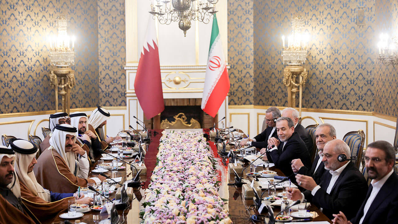 <p>El presidente iraní, Masoud Pezeshkian, se reúne con el emir de Qatar, jeque Tamim bin Hamad Al Thani, en Teherán, Irán. 19 de febrero de 2025 - PHOTO/ Majid Asgaripour/WANA (West Asia News Agency) via REUTERS</p>