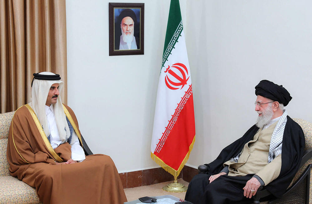 <p>El líder supremo de Irán, el ayatolá Ali Jamenei, se reúne con el emir de Qatar, el jeque Tamim bin Hamad Al Thani, en Teherán, Irán, el 19 de febrero de 2025 - PHOTO/ Oficina del Líder Supremo iraní/WANA (Agencia de Noticias de Asia Occidental) via REUTERS</p>