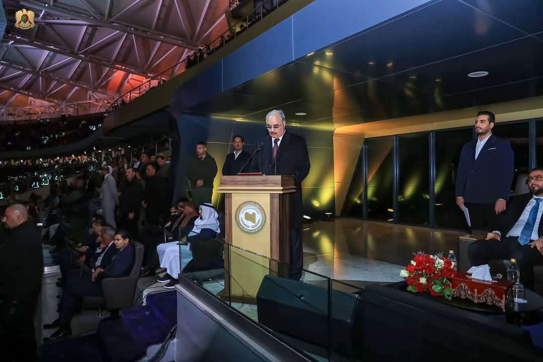 <p>El mariscal Jalifa Haftar, en la ceremonia de inauguración del Estadio Internacional de Bengasi - PHOTO/REDES SOCIALES </p>