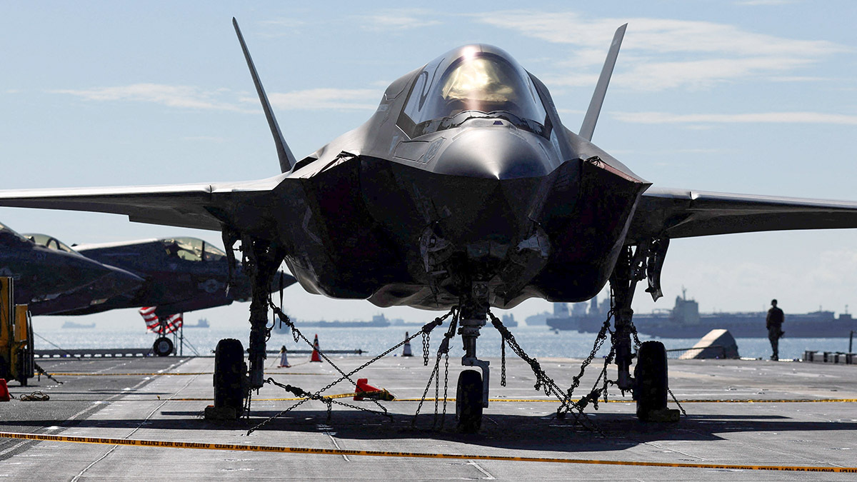 <p> Los aviones Lockheed Martin F-35 Lightning II se ven en la cubierta de vuelo del buque de asalto anfibio USS Tripoli (LHA-7) en la Base Naval de Changi en Singapur el 1 de septiembre de 2022 - REUTERS/ EDGAR SU</p>