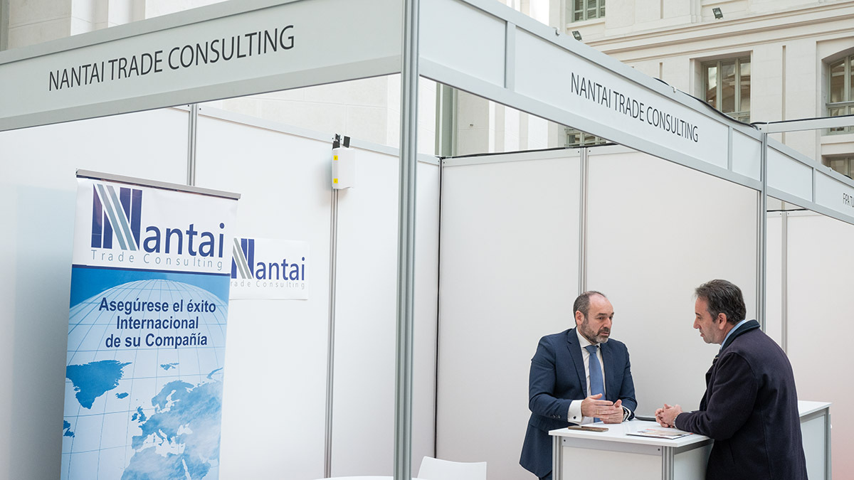 Esteban Reguero, en el stand de Nantai Trade Consulting en el Imex 2025 - PHOTO/ ATALAYAR