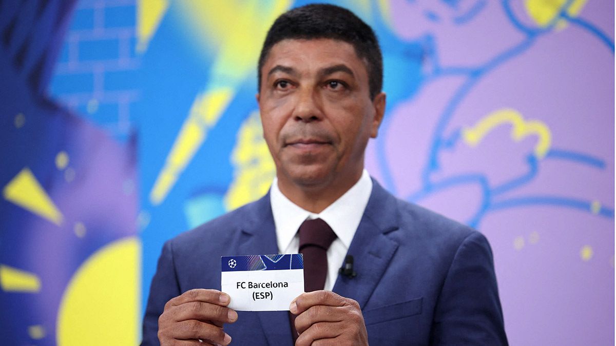 <p> El exfutbolista brasileño Giovane Elber posa con el trofeo de la Liga de Campeones después del sorteo finalizado - REUTERS/ PIERRE ALBOUY</p>