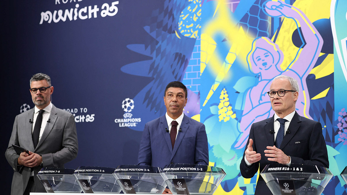 <p>El secretario general adjunto de la UEFA, Giorgio Marchetti, es visto con el exfutbolista brasileño Giovane Elber y el anfitrión Pedro Pinto durante el sorteo - REUTERS/ PIERRE ALBOUY</p>