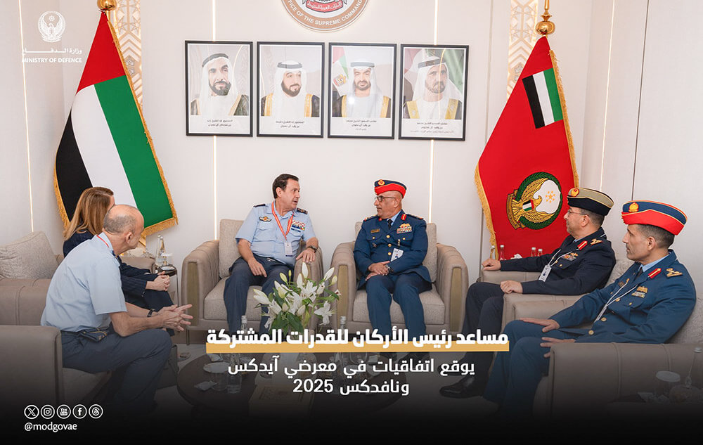 El director de Estrategia e Innovación de la Industria de Defensa, teniente general Miguel Ivorra, con el segundo jefe del Estado Mayor Conjunto, el mayor general Ishaq Saleh Mohamed Al-Balushi, durante el salón IDEX - PHOTO/UAE MoD