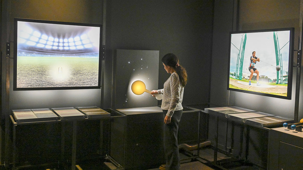 Una visitante interactúa con un módulo de detección de exoplanetas - PHOTO/ Fundación "la Caixa"