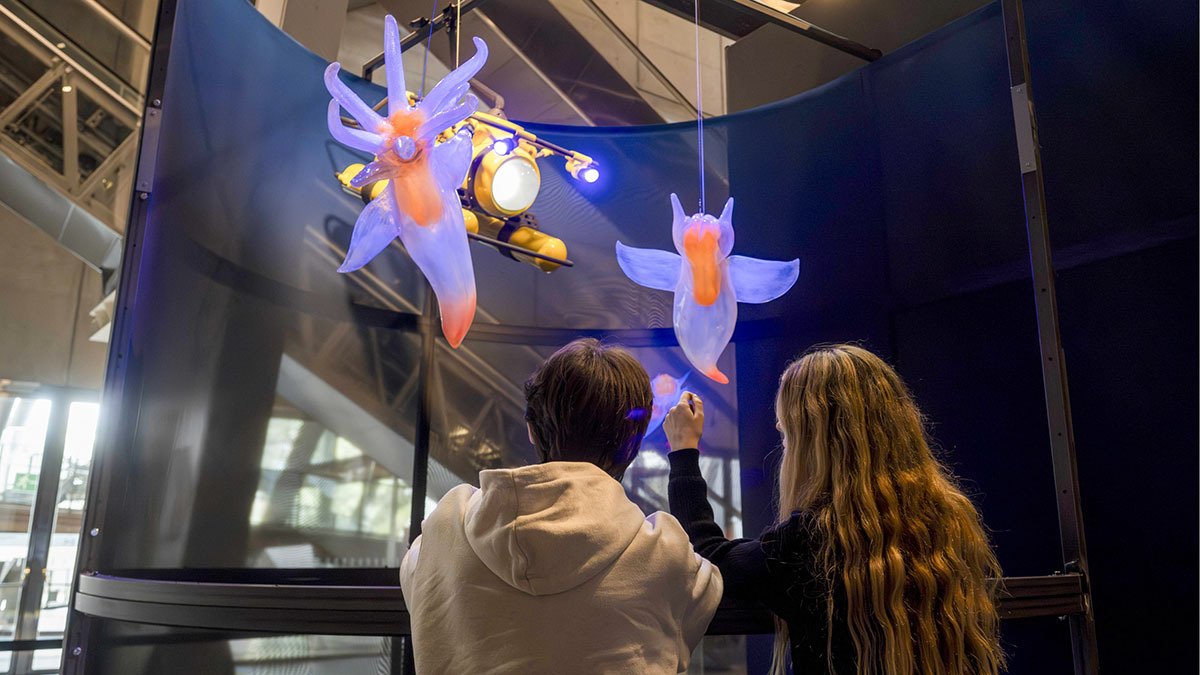 <p>Dos visitantes observan los seres de ficción a la entrada de la exposición - PHOTO/ Fundación "la Caixa"</p>
