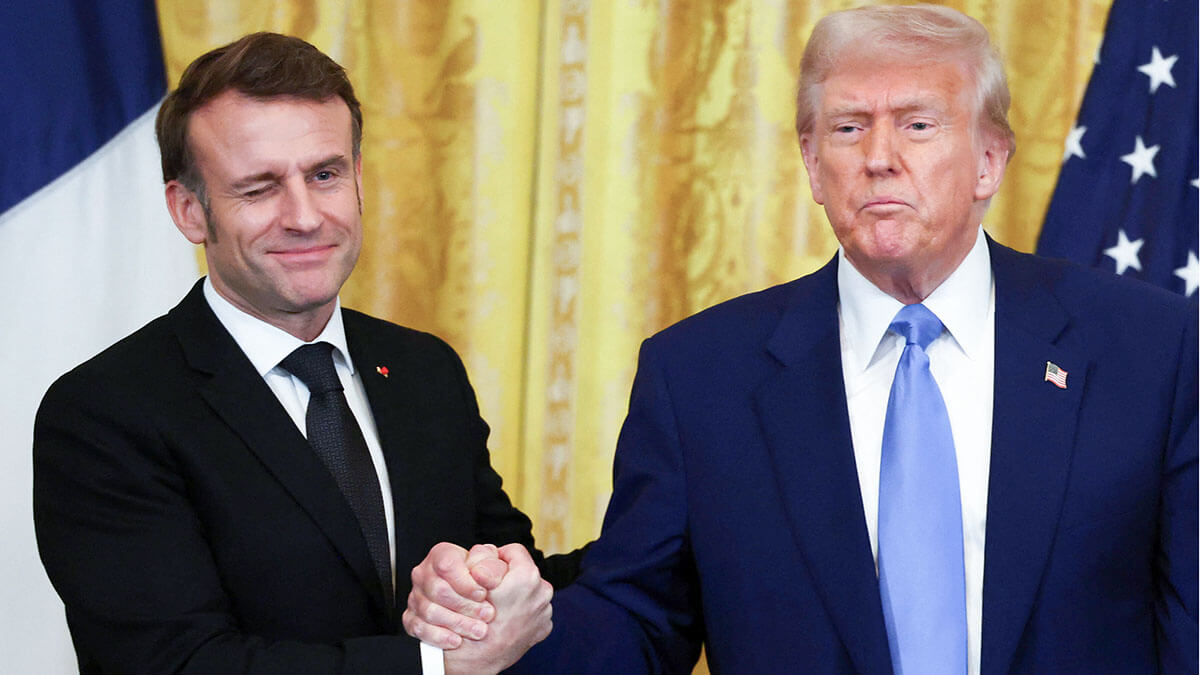 El presidente estadounidense Donald Trump y el presidente francés Emmanuel Macron posan para una fotografía el día de una conferencia de prensa, en la Casa Blanca en Washington, DC, EE.UU., el 24 de febrero de 2025 - REUTERS/ EVELYN HOCKSTEIN