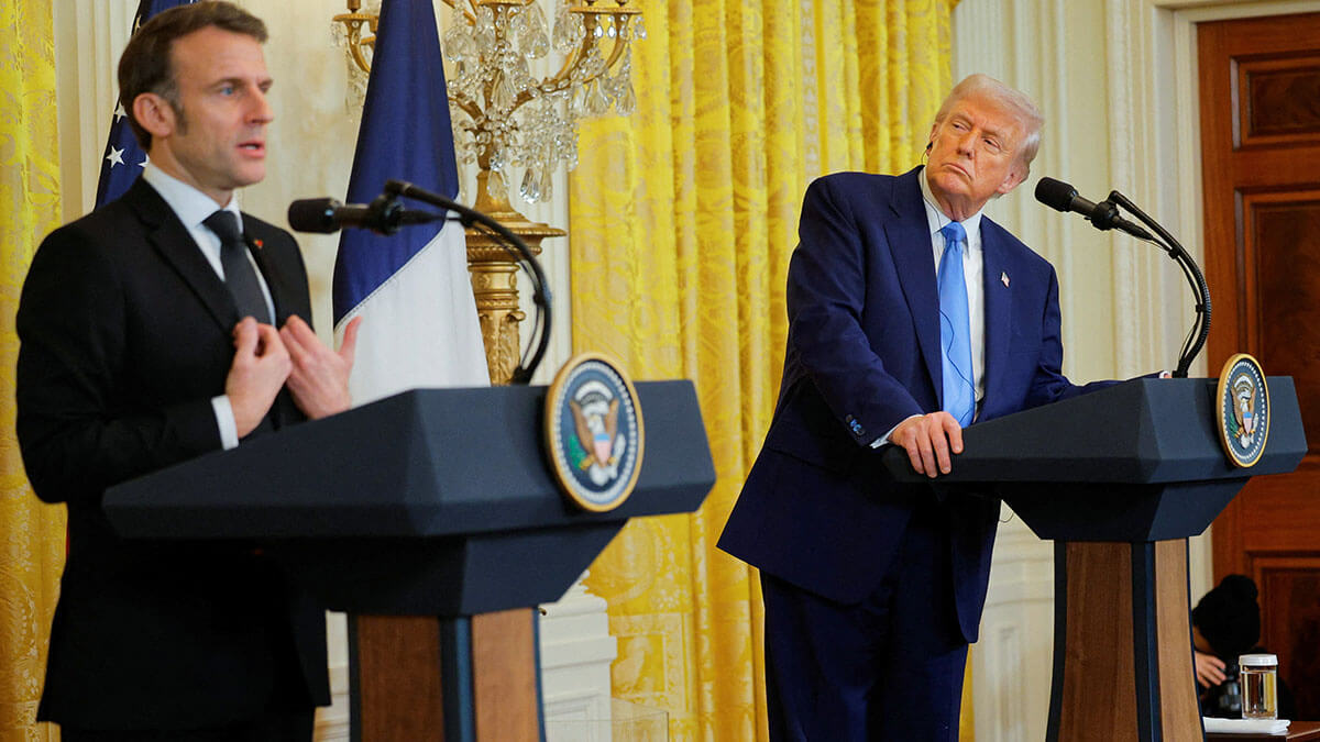 El presidente estadounidense Donald Trump y el presidente francés Emmanuel Macron asisten a una conferencia de prensa en la Casa Blanca en Washington, DC, EE.UU., el 24 de febrero de 2025 - REUTERS/ BRIAN SNYDER