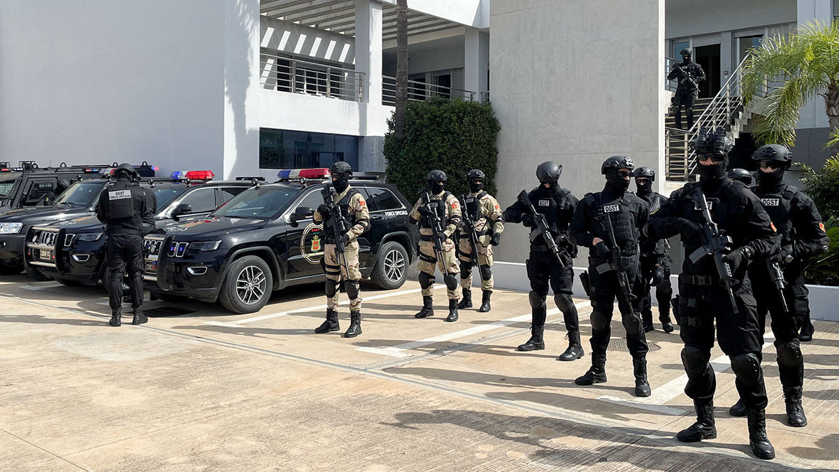<p>Fuerzas de seguridad de Marruecos hacen guardia en la sede de la Oficina Central de Investigaciones Judiciales (BCIJ) en Sale, Marruecos, el 24 de febrero de 2025 - REUTERS/AHMED ELJECHTIMI </p>
