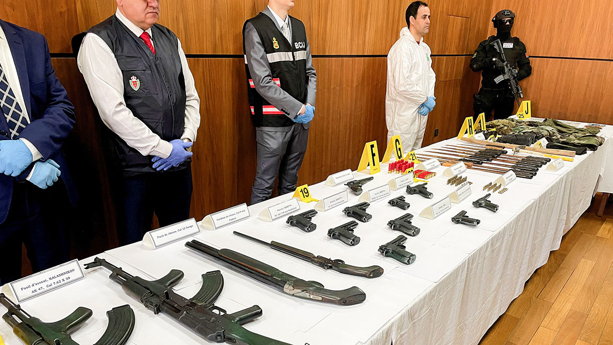 <p>Armas confiscadas a células leales al Daesh en el Sahel, según la agencia antiterrorista de Marruecos, se exhiben en la sede de la Oficina Central de Investigaciones Judiciales (BCIJ) en Sale, Marruecos, el 24 de febrero de 2025 - REUTERS/AHMED ELJECHTIMI </p>