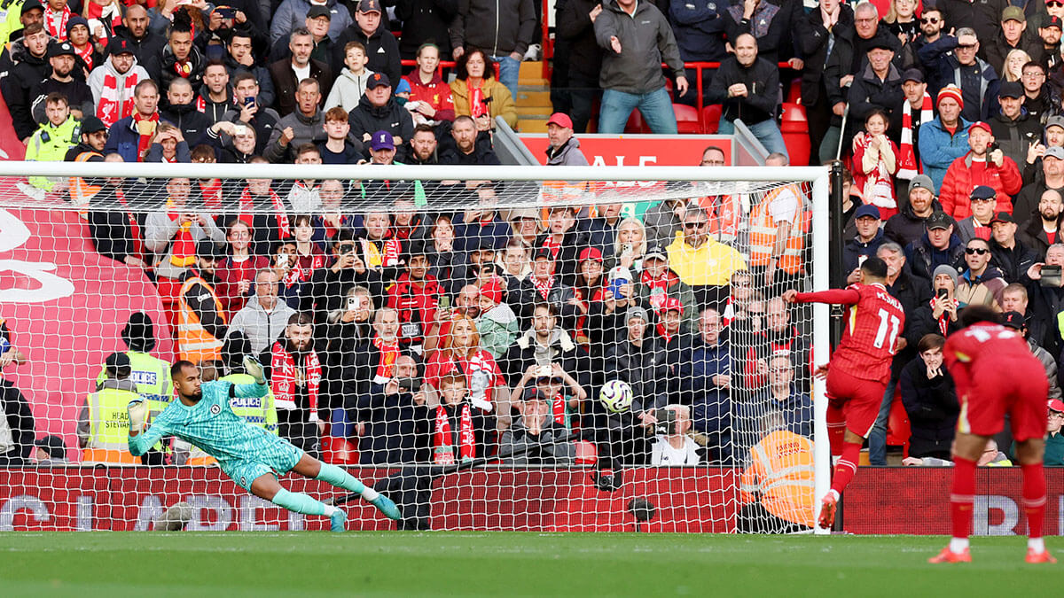 Mohamed Salah del Liverpool marca un gol desde el punto de penalti - REUTERS/PHIL NOBLE