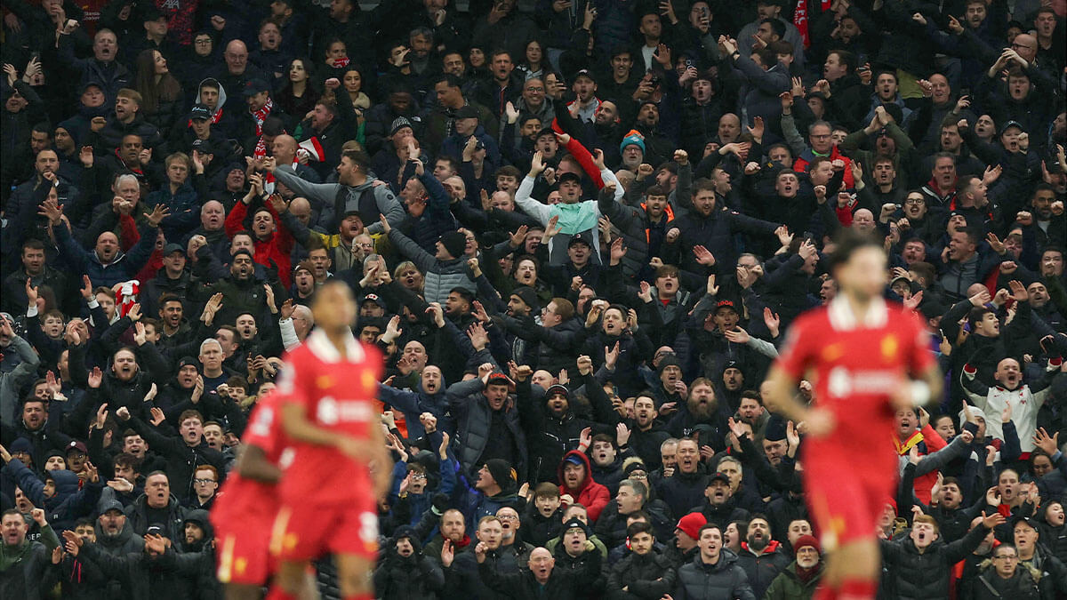 Los aficionados del Liverpool celebran después de que Mohamed Salah marcara su primer gol en el partido entre el Manchester City y el Liverpool - REUTERS/LEE SMITH
