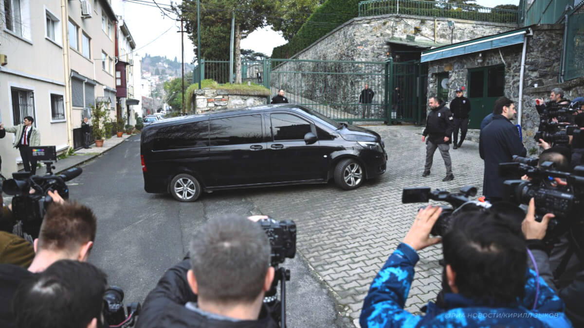 Un vehículo que transporta a la delegación rusa llega a la residencia del Cónsul General de Estados Unidos en Estambul, Turquía, el 27 de febrero de 2025 - PHOTO/ MINISTERIO DE ASUNTOS EXTERIORES DE RUSIA