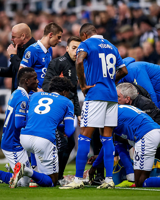 Jugadores musulmanes del Everton inglés durante la pausa reglamentaria de 90 segundos que les permite romper el ayuno del Ramadán - PHOTO/ @brfootball
