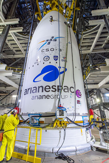 Parte alta del lanzador Ariane 6 con el CSO-3 a bordo. Se aprecian los anagramas del CNES, del Mando del Espacio, del EMAD y la Dirección General de Armamento (DGA) de Francia - PHOTO/ESA/CNES-Arianespace-ArianeGroup-CGS-SMartin
