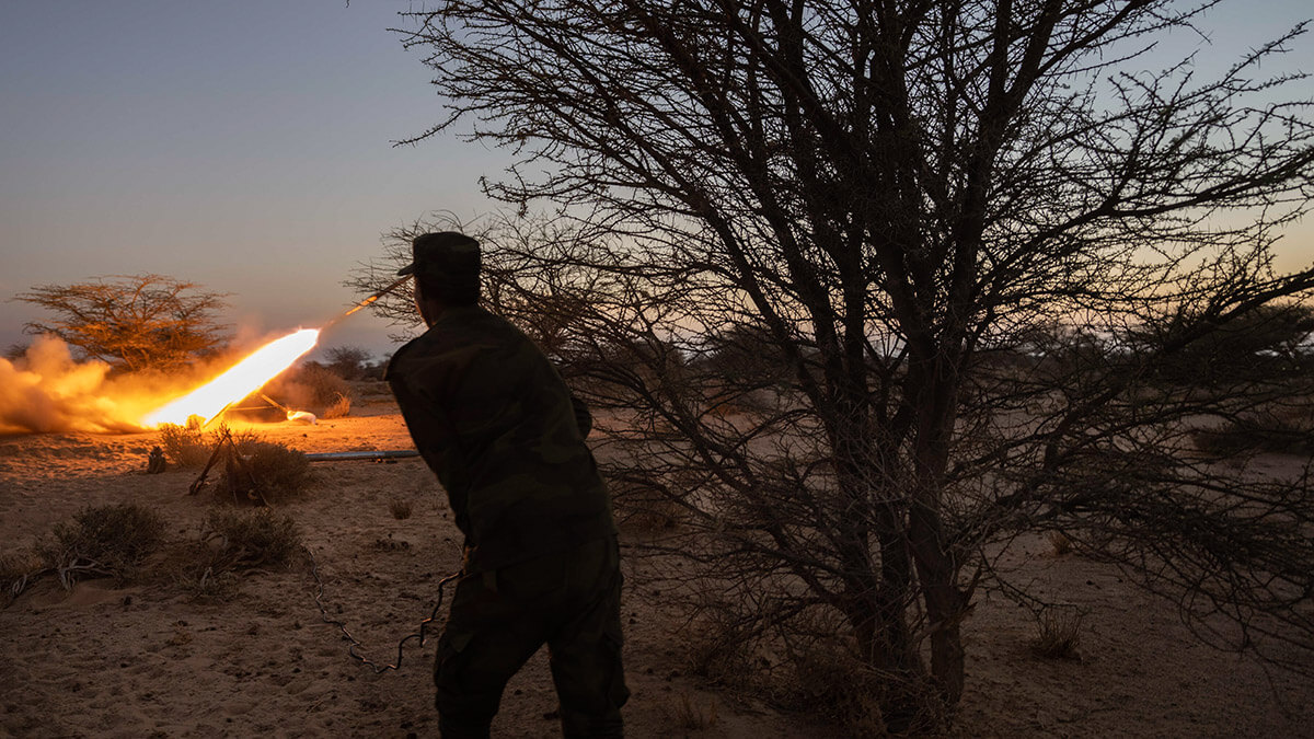 Un soldado del Frente Polisario dispara un cohete hacia Marruecos, cerca de Mehaires, en el Sáhara Occidental, el jueves 14 de octubre de 2021 - AP/ BERNAT ARMANGUE