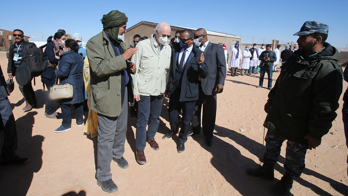 El enviado de la ONU para el Sáhara Occidental, Staffan de Mistura, se reúne con oficiales del Frente Polisario mientras visita el campamento de refugiados de Smara en Tinduf, Argelia, 15 de enero de 2022 - REUTERS/ RAMZI BOUDINA