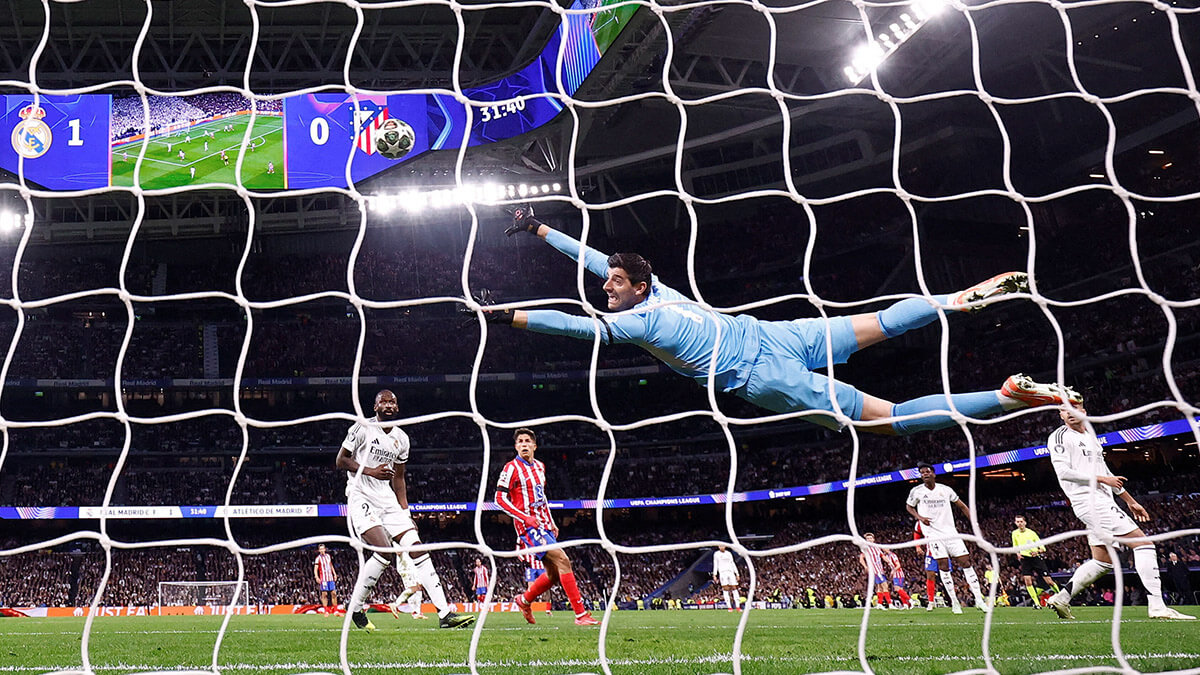 <p>Julián Álvarez del Atlético de Madrid marca su primer gol ante Thibaut Courtois del Real Madrid - REUTERS/JUAN MEDINA </p>