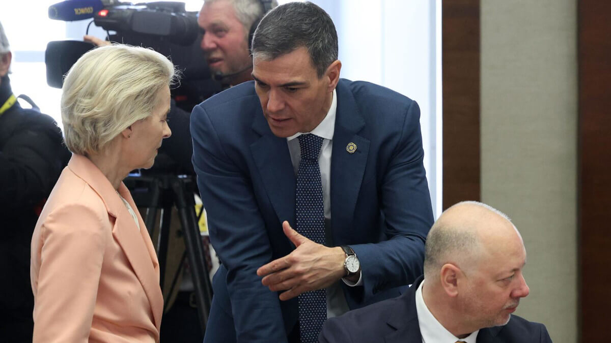 La presidenta de la Comisión Europea, Úrsula Von der Leyen, está dispuesta a dedicar 800.000 millones y utilizar todas las palancas financieras disponibles para aumentar las capacidades de defensa de las naciones de la UE - PHOTO/Pool Moncloa