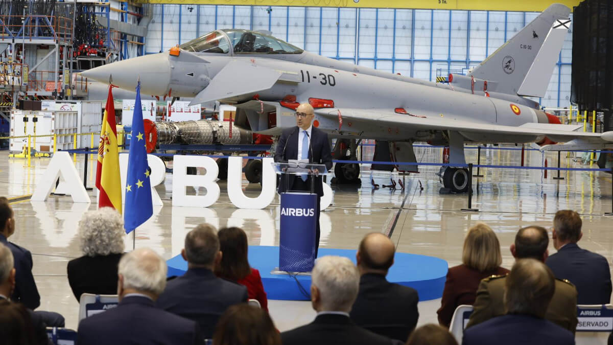 En la factoría de Airbus de Getafe (Madrid) se lleva a cabo la integración de los cazas Eurofighter, 25 de los cuales ha contratado España a finales de 2024. En imagen, el presidente de Airbus España, Javier Sánchez Segura - PHOTO/Marco Romero-MDE