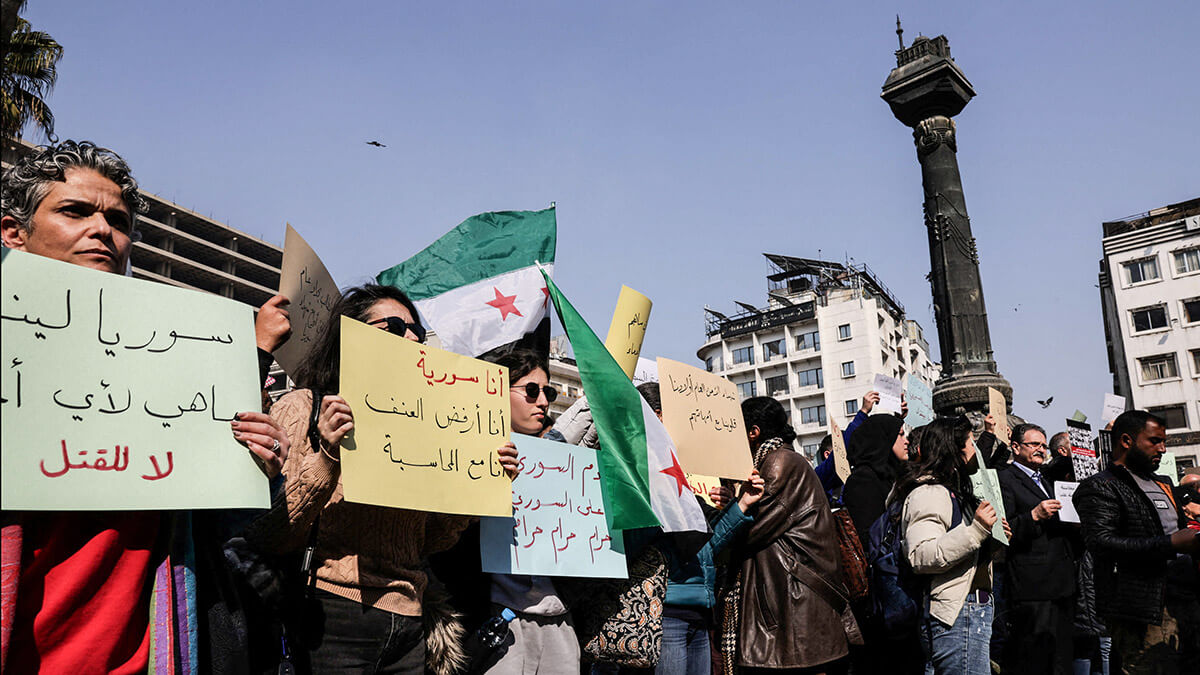 <p>La gente protesta contra el asesinato de civiles y fuerzas de seguridad vinculadas a los nuevos gobernantes de Siria, tras los enfrentamientos entre las fuerzas leales a la nueva administración y los combatientes de la secta alauita de Bashar al-Assad, en la plaza Marjeh, en Damasco, Siria, el 9 de marzo de 2025 - REUTERS/ KHALIL ASHAWI</p>