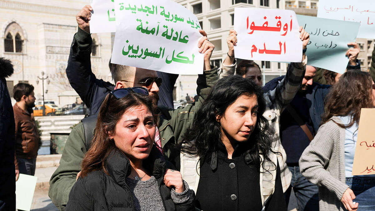 <p>Protesta contra el asesinato de civiles y fuerzas de seguridad vinculadas a los nuevos gobernantes de Siria, tras los enfrentamientos entre las fuerzas leales a la nueva administración y los combatientes de la secta alauita de Bashar al-Assad, en la plaza Marjeh, en Damasco, Siria, el 9 de marzo de 2025 - REUTERS/ KHALIL ASHAWI</p>