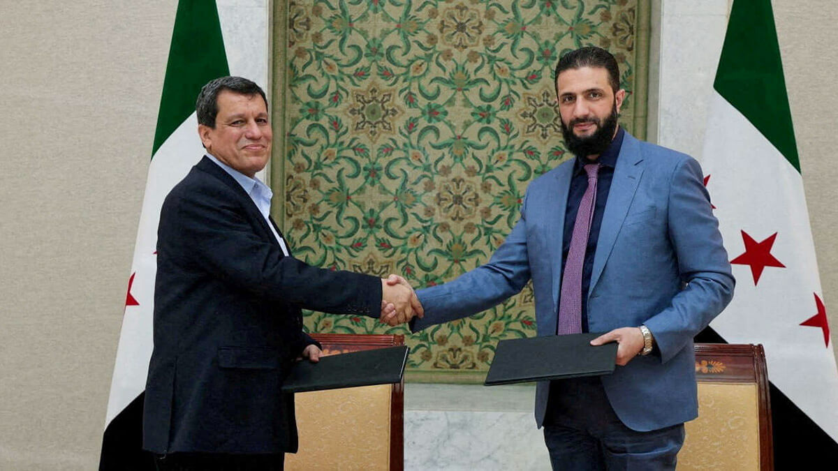 <p>El presidente interino de Siria, Ahmed al-Sharaa, y el comandante de las fuerzas lideradas por los kurdos, Mazloum Abdi, se dan la mano, después de que Siria alcanzara un acuerdo para integrar las Fuerzas Democráticas Sirias (FDS) - PHOTO/ SANA via REUTERS</p>