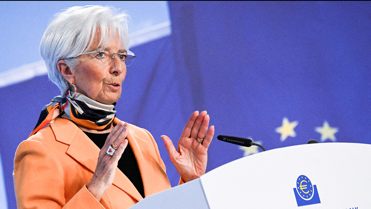 <p>La presidenta del Banco Central Europeo (BCE), Christine Lagarde, habla con los medios tras la reunión mensual de política monetaria del Consejo de Gobierno en Fráncfort - REUTERS/ JANA RODENBUSCSCH</p>