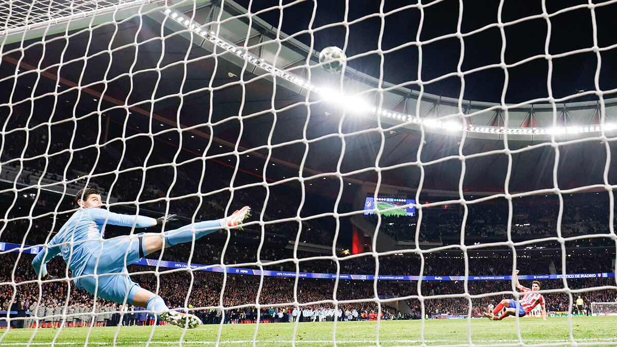 <p>Julián Álvarez del Atlético de Madrid marca un penalti durante la tanda de penaltis que luego es anulado tras una revisión del VAR - REUTERS/SUSANA VERA </p>