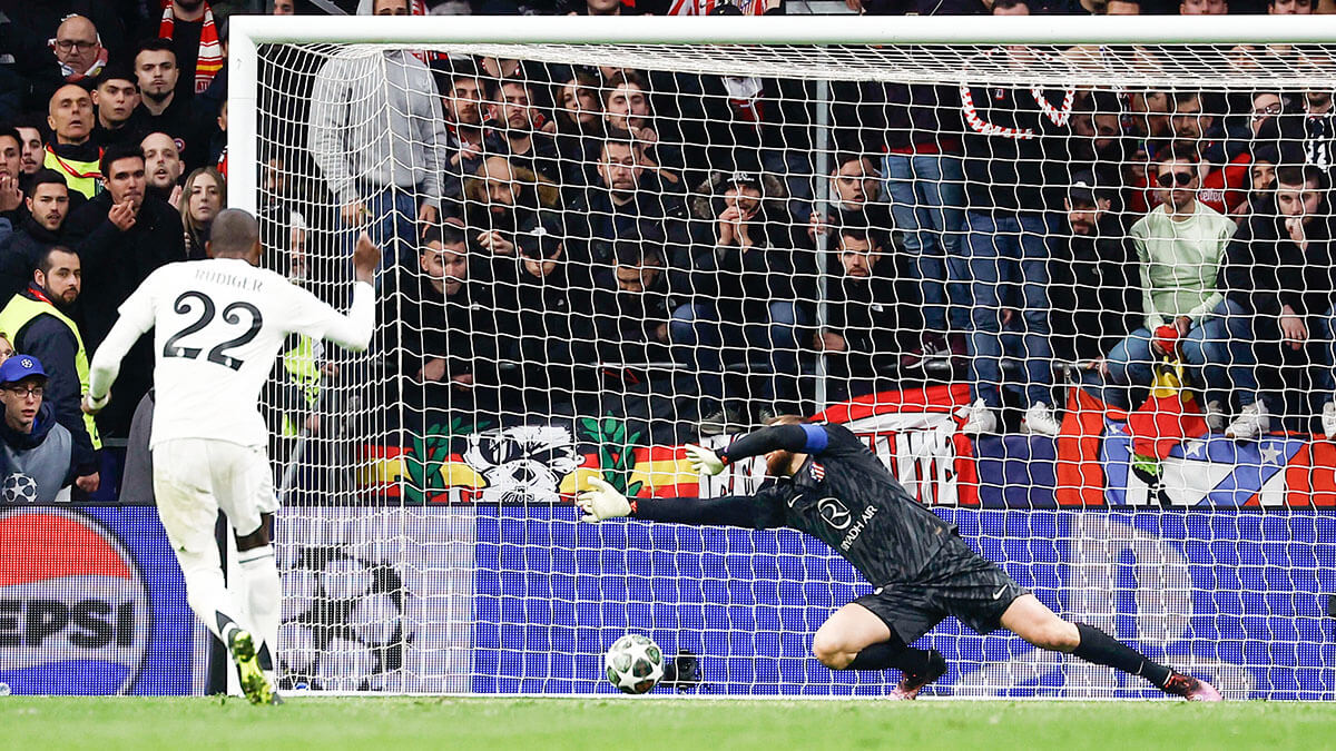 <p>Antonio Rüdiger del Real Madrid marca un penalti y gana la tanda de penaltis - REUTERS/JUAN MEDINA </p>